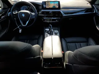 2019 BMW 5 Series 530i z VIN WBAJA5C59KBX87315, wystawiony jako Copart lot #58431155 z przebiegiem 21 667 mil mil oraz Szkoda całkowita • Salvage title. Historia ofert i sprzedaży dostępna na DreamBid. Obrazek 8.