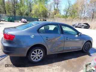 2011 Volkswagen Jetta Sedan SE PZEV with VIN 3VWDZ7AJ0BM306023, listed as a IAAI auction lot 42059241 with 176,879 mi miles. Bid and sale history available at carsss.com. Image 13.