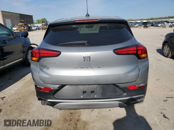 2024 Buick Encore GX Preferred z VIN KL4AMCSL2RB002703, wystawiony jako Copart lot #54006835 z przebiegiem 47 607 mil mil oraz Szkoda całkowita • Salvage title. Historia ofert i sprzedaży dostępna na DreamBid. Obrazek 6.