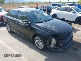 2015 Volkswagen Jetta SE z VIN 3VWD17AJ4FM235602, wystawiony jako IAAI lot #42073616 z przebiegiem 183 291 mil mil oraz . Historia ofert i sprzedaży dostępna na DreamBid. Obrazek 1.