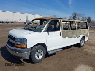 2020 Chevrolet Express Passenger LT z VIN 1GAZGPFGXL1155159, wystawiony jako IAAI lot #41780205 z przebiegiem Nie podano mil oraz . Historia ofert i sprzedaży dostępna na DreamBid. Obrazek 6.