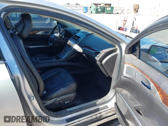 2014 Lincoln MKZ with VIN 3LN6L2GK2ER817686, listed as a IAAI auction lot 41505907 with 318,636 mi miles. Bid and sale history available at carsss.com. Image 5.