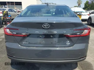 2025 Toyota Camry LE z VIN 4T1DAACK6SU024733, wystawiony jako Copart lot #59023475 z przebiegiem 6 697 mil mil oraz Czysty tytuł • Clean title. Historia ofert i sprzedaży dostępna na DreamBid. Obrazek 6.