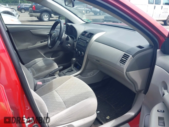 2009 Toyota Corolla z VIN JTDBL40E299070028, wystawiony jako IAAI lot #42684280 z przebiegiem 126 456 mil mil oraz . Historia ofert i sprzedaży dostępna na DreamBid. Obrazek 5.