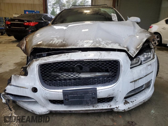 2016 Jaguar XJ R-Sport z VIN SAJWJ1CD8G8W02055, wystawiony jako Copart lot #52135285 z przebiegiem Nie podano mil oraz Nie do naprawy • Non repairable. Historia ofert i sprzedaży dostępna na DreamBid. Obrazek 5.