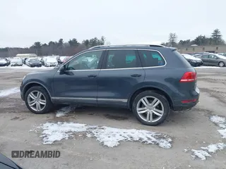 2012 Volkswagen Touareg Sport z VIN WVGEF9BP4CD008517, wystawiony jako IAAI lot #41386971 z przebiegiem 179 306 mil mil oraz . Historia ofert i sprzedaży dostępna na DreamBid. Obrazek 14.