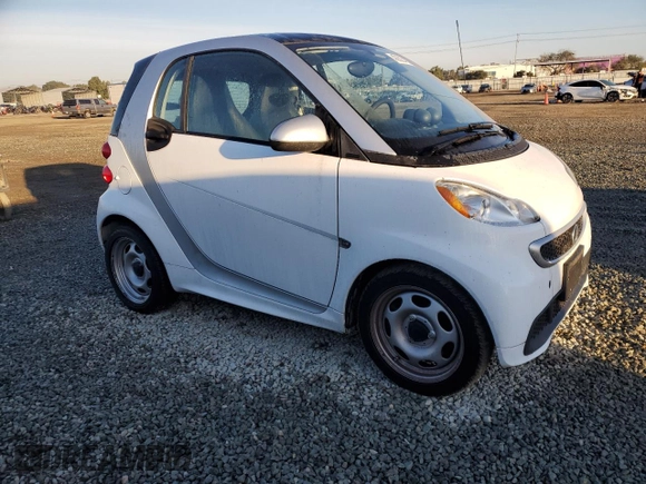 2015 Smart fortwo Passion z VIN WMEEJ9AA5FK839381, wystawiony jako Copart lot #43635495 z przebiegiem Nie podano mil oraz Tytuł czysty. Historia ofert i sprzedaży dostępna na DreamBid. Obrazek 4.