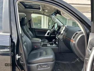 2017 Toyota Land Cruiser z VIN JTMCY7AJ7H4050517, wystawiony jako Copart lot #73833724 z przebiegiem 137 775 mil mil oraz Czysty tytuł • Clean title. Historia ofert i sprzedaży dostępna na DreamBid. Obrazek 5.