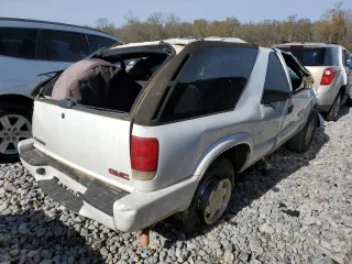 2000 GMC Jimmy SLS Base with VIN 1GKCS18W8YK276338, listed as a Copart auction lot 77056283 with 495,127 mi miles and Salvage Title. Bid and sale history available at carsss.com. Image 3.