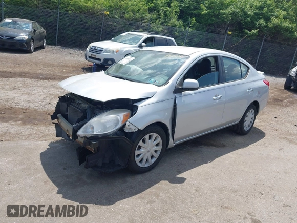 2013 Nissan Versa S Plus z VIN 3N1CN7AP8DL859478, wystawiony jako IAAI lot #42098071 z przebiegiem 107 941 mil mil oraz . Historia ofert i sprzedaży dostępna na DreamBid. Obrazek 2.