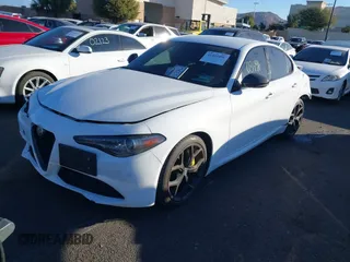 2019 Alfa Romeo Giulia z VIN ZARFAMAN5K7622490, wystawiony jako IAAI lot #41403496 z przebiegiem Nie podano mil oraz . Historia ofert i sprzedaży dostępna na DreamBid. Obrazek 14.