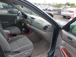 2006 Toyota Camry STD z VIN 4T1BE30K16U109299, wystawiony jako IAAI lot #42305401 z przebiegiem 300 503 mil mil oraz . Historia ofert i sprzedaży dostępna na DreamBid. Obrazek 5.