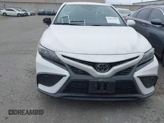 2022 Toyota Camry SE z VIN 4T1G11AK4NU675377, wystawiony jako IAAI lot #42057960 z przebiegiem 46 936 mil mil oraz . Historia ofert i sprzedaży dostępna na DreamBid. Obrazek 13.