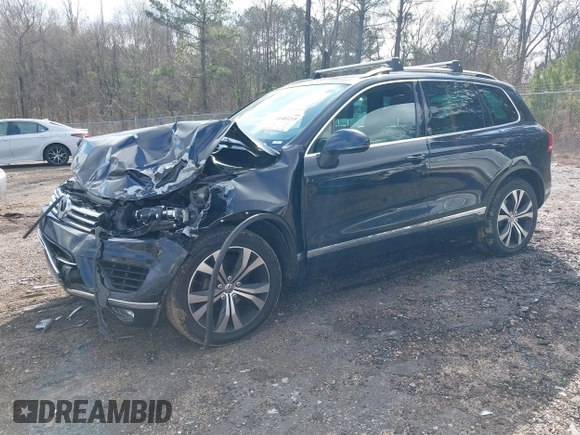 2017 Volkswagen Touareg Wolfsburg Edition z VIN WVGRF7BP6HD006748, wystawiony jako IAAI lot #41483215 z przebiegiem 97 816 mil mil oraz . Historia ofert i sprzedaży dostępna na DreamBid. Obrazek 2.