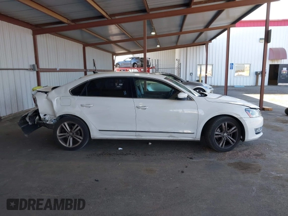 2015 Volkswagen Passat SEL Premium z VIN 1VWCV7A39FC036953, wystawiony jako IAAI lot #42181825 z przebiegiem 118 040 mil mil oraz . Historia ofert i sprzedaży dostępna na DreamBid. Obrazek 13.