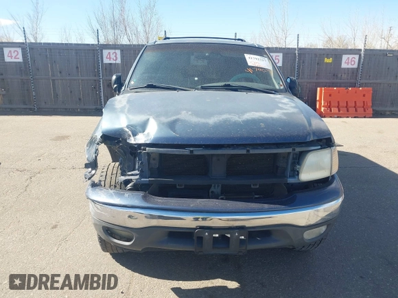 1999 Ford Expedition XLT z VIN 1FMPU18L2XLB43236, wystawiony jako IAAI lot #41792317 z przebiegiem 157 636 mil mil oraz . Historia ofert i sprzedaży dostępna na DreamBid. Obrazek 13.