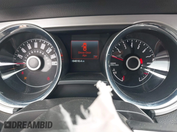 2014 Ford Mustang V6 z VIN 1ZVBP8EM6E5277323, wystawiony jako IAAI lot #42601652 z przebiegiem 64 616 mil mil oraz . Historia ofert i sprzedaży dostępna na DreamBid. Obrazek 7.