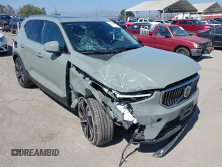 2025 Volvo XC40 Plus Bright Theme с VIN YV4L12UE2S2466450, выставлен на аукционе IAAI как лот 42852320 с пробегом 9 948 миль миль и . История ставок и продаж доступна на DreamBid. Изображение 1.
