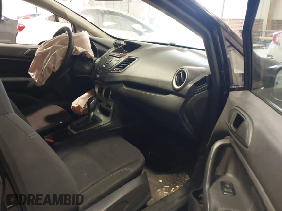 2018 Ford Fiesta SE z VIN 3FADP4BJ3JM141658, wystawiony jako IAAI lot #41737201 z przebiegiem 92 078 mil mil oraz . Historia ofert i sprzedaży dostępna na DreamBid. Obrazek 5.