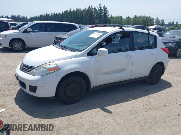 2007 Nissan Versa SL z VIN 3N1BC13E37L398804, wystawiony jako IAAI lot #42490240 z przebiegiem 185 597 mil mil oraz . Historia ofert i sprzedaży dostępna na DreamBid. Obrazek 2.