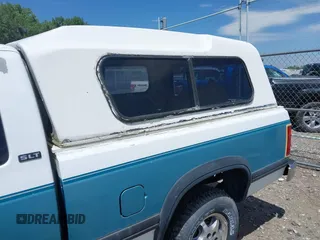 1996 Dodge Dakota z VIN 1B7GG23X5TS523974, wystawiony jako IAAI lot #42430916 z przebiegiem 189 216 mil mil oraz . Historia ofert i sprzedaży dostępna na DreamBid. Obrazek 6.
