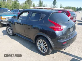 2013 Nissan Juke SV z VIN JN8AF5MVXDT211009, wystawiony jako IAAI lot #42416229 z przebiegiem 113 612 mil mil oraz . Historia ofert i sprzedaży dostępna na DreamBid. Obrazek 3.