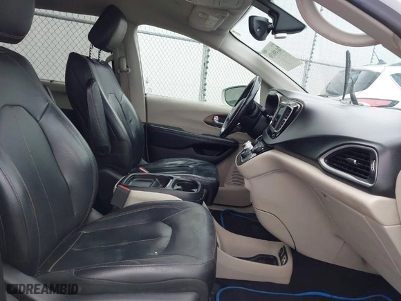 2019 Chrysler Pacifica Touring L with VIN 2C4RC1BG7KR626278, listed as a IAAI auction lot 41498136 with 124,843 mi miles. Bid and sale history available at carsss.com. Image 5.