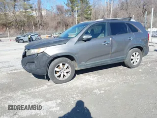 2013 Kia Sorento LX with VIN 5XYKTDA21DG338546, listed as a IAAI auction lot 41447585 with 317,710 mi miles. Bid and sale history available at carsss.com. Image 2.