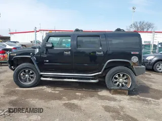 2007 Hummer H2 SUV z VIN 5GRGN23UX7H112972, wystawiony jako IAAI lot #41980625 z przebiegiem 214 857 mil mil oraz . Historia ofert i sprzedaży dostępna na DreamBid. Obrazek 15.