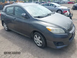 2009 Toyota Matrix S z VIN 2T1LE40E99C005654, wystawiony jako IAAI lot #42577248 z przebiegiem 129 788 mil mil oraz . Historia ofert i sprzedaży dostępna na DreamBid. Obrazek 1.