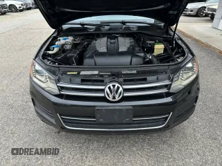2013 Volkswagen Touareg Exec z VIN WVGEP9BP8DD005795, wystawiony jako Copart lot #58057105 z przebiegiem 202 563 mil mil oraz Czysty tytuł • Clean title. Historia ofert i sprzedaży dostępna na DreamBid. Obrazek 7.