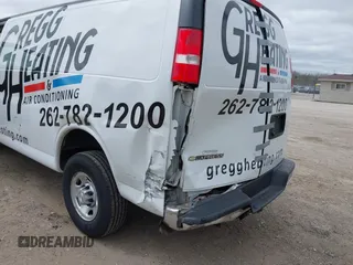2021 Chevrolet Express Cargo z VIN 1GCWGAF75M1194461, wystawiony jako IAAI lot #42122648 z przebiegiem 64 047 mil mil oraz . Historia ofert i sprzedaży dostępna na DreamBid. Obrazek 6.