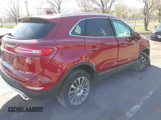 2017 Lincoln MKC Reserve z VIN 5LMCJ3D92HUL32281, wystawiony jako IAAI lot #41931033 z przebiegiem 50 683 mil mil oraz . Historia ofert i sprzedaży dostępna na DreamBid. Obrazek 4.