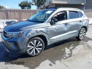 2024 Volkswagen Taos SE z VIN 3VVEX7B20RM075155, wystawiony jako IAAI lot #41709198 z przebiegiem 4 810 mil mil oraz . Historia ofert i sprzedaży dostępna na DreamBid. Obrazek 2.