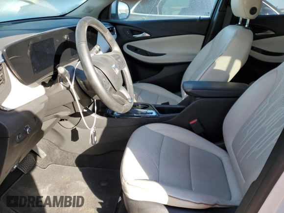 2024 Buick Encore GX Avenir z VIN KL4AMFSL8RB054564, wystawiony jako Copart lot #41666435 z przebiegiem 5 733 mil mil oraz Szkoda całkowita • Salvage title. Historia ofert i sprzedaży dostępna na DreamBid. Obrazek 7.