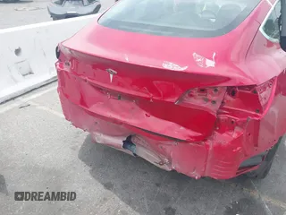 2020 Tesla Model 3 Standard Range Plus z VIN 5YJ3E1EA7LF806266, wystawiony jako IAAI lot #42242694 z przebiegiem 42 044 mil mil oraz . Historia ofert i sprzedaży dostępna na DreamBid. Obrazek 6.