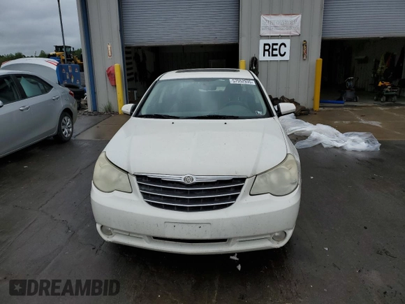 2010 Chrysler Sebring Limited z VIN 1C3CC5FV8AN110632, wystawiony jako Copart lot #57552935 z przebiegiem 208 241 mil mil oraz Szkody całkowita. Historia ofert i sprzedaży dostępna na DreamBid. Obrazek 5.