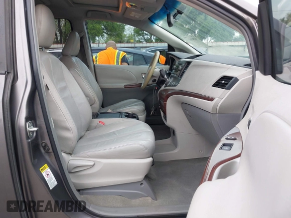 2011 Toyota Sienna XLE AAS with VIN 5TDYK3DC1BS136012, listed as a IAAI auction lot 41869637 with 231,418 mi miles. Bid and sale history available at carsss.com. Image 5.