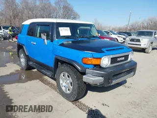 2007 Toyota FJ Cruiser with VIN JTEBU11F670092954, listed as a IAAI auction lot 41771022 with 200,569 mi miles. Bid and sale history available at carsss.com. Image 1.