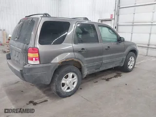 2004 Ford Escape XLT with VIN 1FMYU93174KA69760, listed as a IAAI auction lot 41725347 with 232,740 mi miles. Bid and sale history available at carsss.com. Image 4.