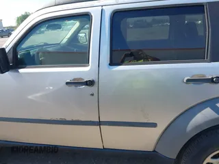 2007 Dodge Nitro SXT z VIN 1D8GT28KX7W562701, wystawiony jako IAAI lot #42181375 z przebiegiem 259 879 mil mil oraz . Historia ofert i sprzedaży dostępna na DreamBid. Obrazek 14.