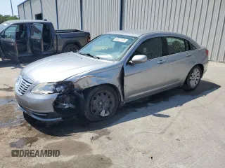 2013 Chrysler 200 LX z VIN 1C3CCBAB0DN560680, wystawiony jako Copart lot #58017125 z przebiegiem 195 641 mil mil oraz Szkoda całkowita • Salvage title. Historia ofert i sprzedaży dostępna na DreamBid. Obrazek 1.