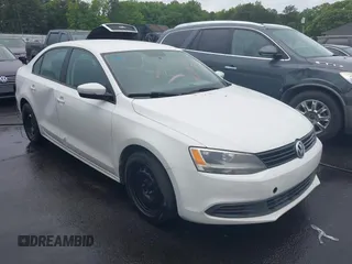 2014 Volkswagen Jetta SE z VIN 3VWD17AJ9EM265712, wystawiony jako IAAI lot #42240231 z przebiegiem 211 458 mil mil oraz . Historia ofert i sprzedaży dostępna na DreamBid. Obrazek 1.