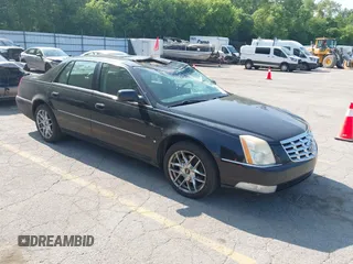 2008 Cadillac DTS 1SC z VIN 1G6KD57Y98U139699, wystawiony jako IAAI lot #42491388 z przebiegiem 161 447 mil mil oraz . Historia ofert i sprzedaży dostępna na DreamBid. Obrazek 1.