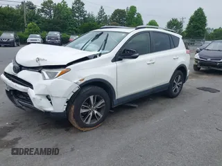 2018 Toyota RAV4 XLE z VIN JTMWFREV2JJ739366, wystawiony jako IAAI lot #42270427 z przebiegiem 112 558 mil mil oraz . Historia ofert i sprzedaży dostępna na DreamBid. Obrazek 16.