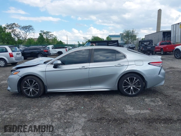 2018 Toyota Camry LE z VIN 4T1B11HK8JU649942, wystawiony jako IAAI lot #42194030 z przebiegiem 54 687 mil mil oraz . Historia ofert i sprzedaży dostępna na DreamBid. Obrazek 14.