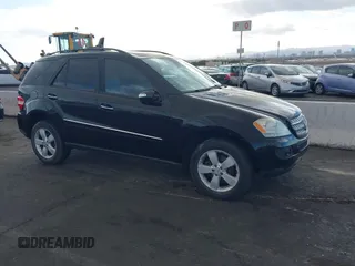 2006 Mercedes-Benz M 500 z VIN 4JGBB75E86A015022, wystawiony jako IAAI lot #41723522 z przebiegiem 187 961 mil mil oraz . Historia ofert i sprzedaży dostępna na DreamBid. Obrazek 1.