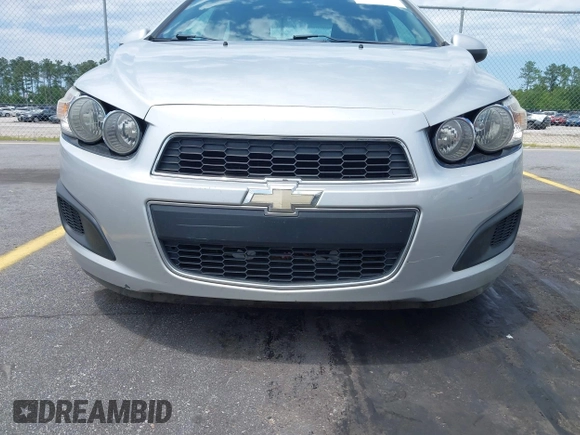2012 Chevrolet Sonic LT z VIN 1G1JC5SH4C4107831, wystawiony jako IAAI lot #42344605 z przebiegiem 110 790 mil mil oraz . Historia ofert i sprzedaży dostępna na DreamBid. Obrazek 6.