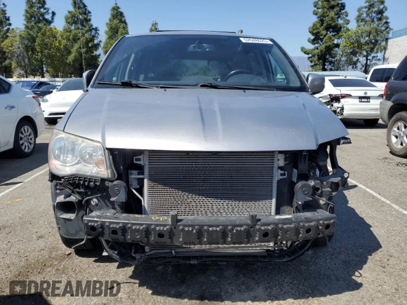 2018 Dodge Grand Caravan SXT z VIN 2C4RDGCG5JR159729, wystawiony jako Copart lot #52648025 z przebiegiem 141 960 mil mil oraz Szkoda całkowita • Salvage title. Historia ofert i sprzedaży dostępna na DreamBid. Obrazek 5.