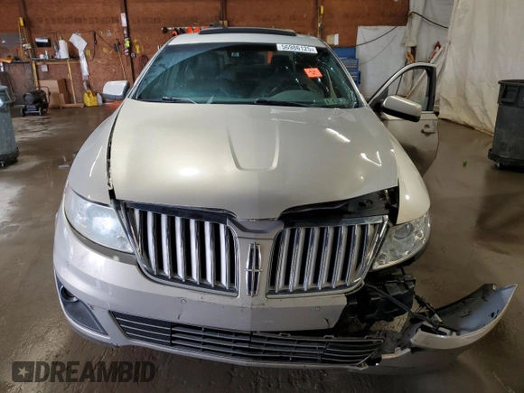 2009 Lincoln MKS z VIN 1LNHM94R39G629594, wystawiony jako Copart lot #56986125 z przebiegiem Nie podano mil oraz Szkoda całkowita • Salvage title. Historia ofert i sprzedaży dostępna na DreamBid. Obrazek 5.